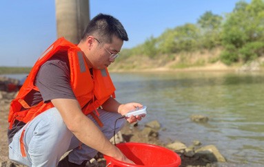 高温下的坚守：路通检测公司采样人不惧“烤”验