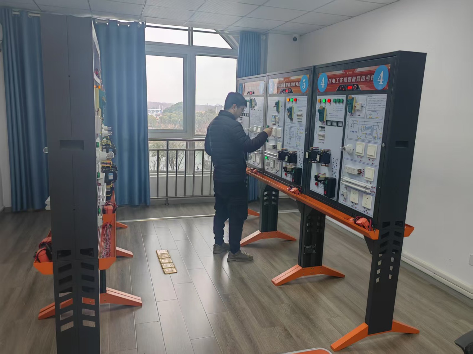 筑牢安全地 绷紧安全弦