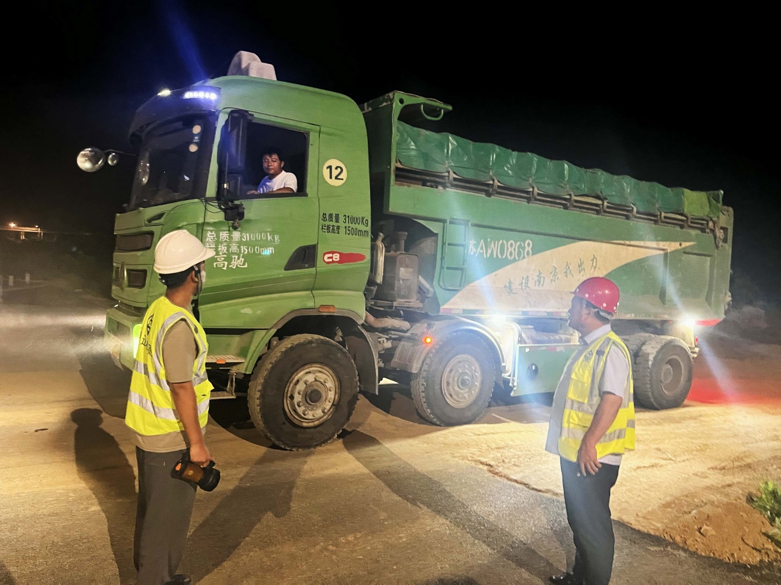 深夜守护不松懈——路通公司护航开发区集团在建工程出土作业