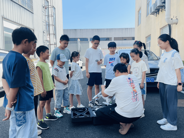 党建引领启智童心 科普赋能快乐成长——路通公司圆满举办科普小课堂活动暨暑托班结业仪式